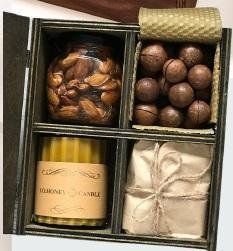 Набір в дерев'яній коробці Конюшина мигдаль з медом + горішки макадамії + свічка воскова + чай в асортименті 1650 г 2844390692 фото